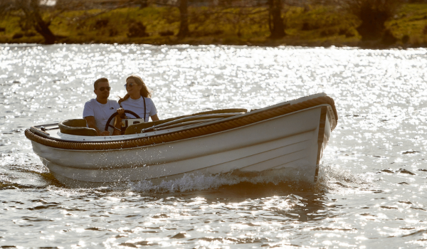 Boot met stel op Maasplassen
