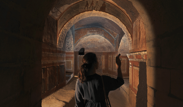 Vrouw bezoekt de katakomben